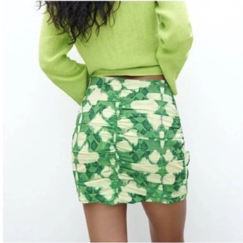 Zara Vibrant Green Patterned Mini Skirt Size Medium NWTS - Picture 3 of 8